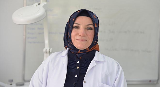 45 yaşında üniversite okuyup, güzellik eğitmeni oldu