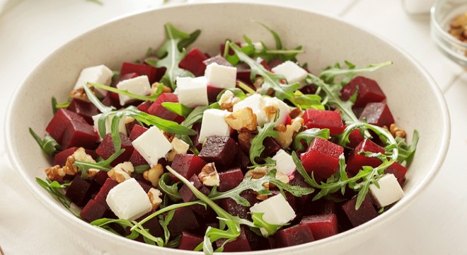 5 dakikada hazır: Vişneli keçi peynirli pancar tarifi