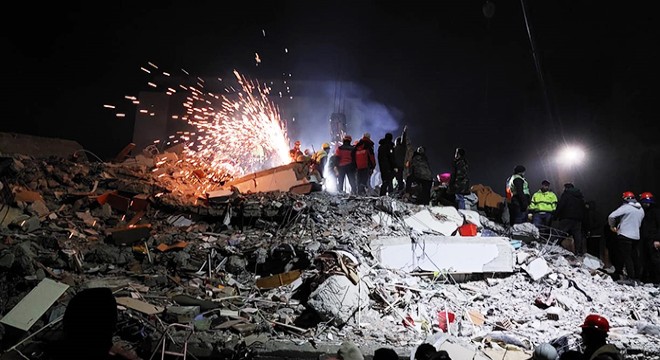 5'inci günde enkazdaki 9 kişi için zamana karşı yarış