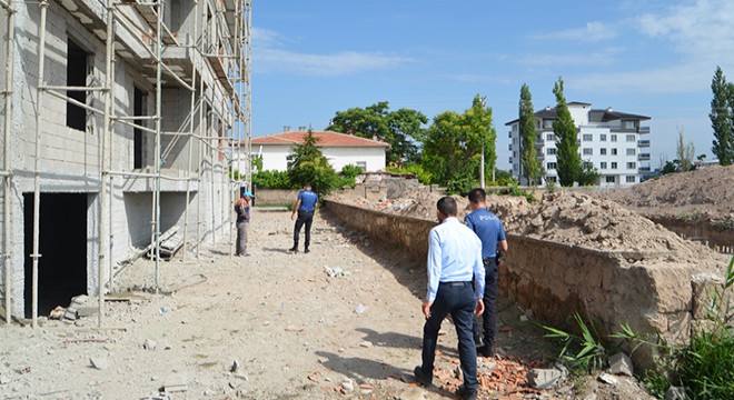 5'inci kattan düşen inşaat işçisi yaralandı