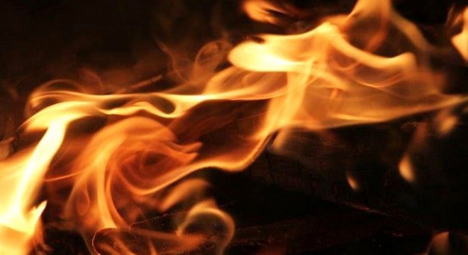 5 katlı binanın çatısında yangın çıktı