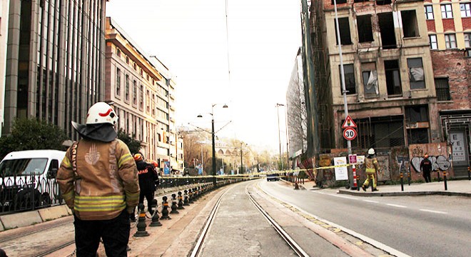 5 katlı binada çökme riskine karşı yol kapatıldı