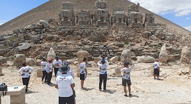 50 bisikletli Nemrut Dağı zirvesinde