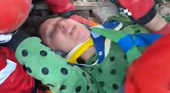 52'nci saatte enkazdan kurtarıldı, itfaiye erine teşekkür etti