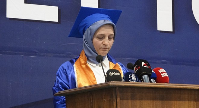 52 yaşında üniversiteyi birincilikle bitirdi