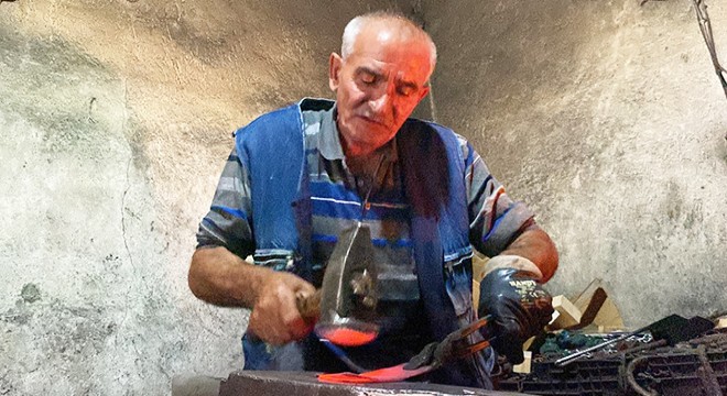 53 yıldır ateşin başında demire şekil veriyor