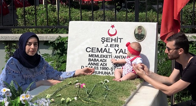 6 aylık Hilal, şehit dayısının kabrini ziyaret etti