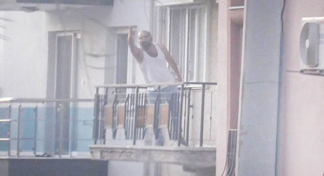 6 aylık bebeğinin annesini balkonda bıçakla rehin aldı