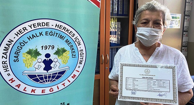 6 torunu olan kadın, 71 yaşında liseden mezun oldu