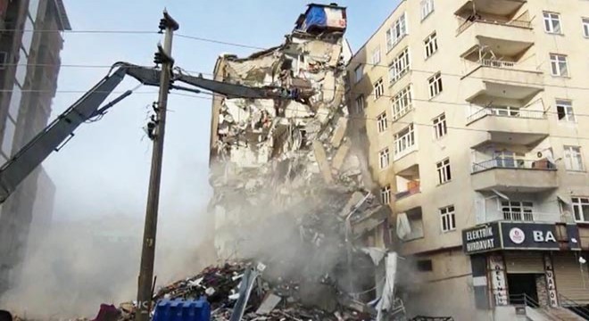 6 katlı bina yıkım sırasında çöktü