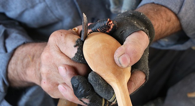 60 yıldır tahta kaşık yapıyor