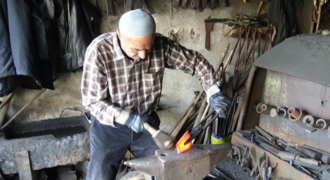 60 yıllık demirci: Meslek ölüyor, çırak bulamıyoruz