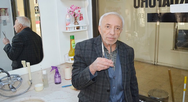 61 yıllık berber, dükkanında tıraş makinesi kullanmıyor
