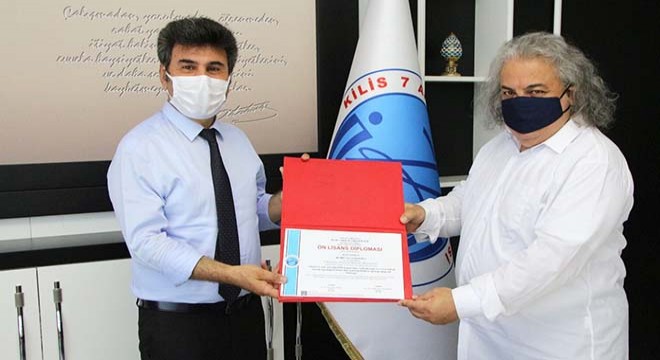 62 yaşında üniversiteden mezun oldu