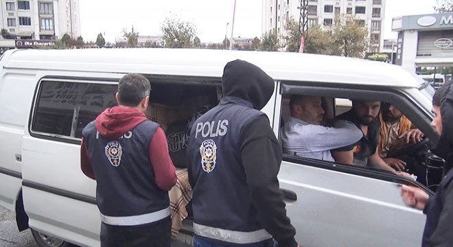 63 kaçak göçmen yakalandı