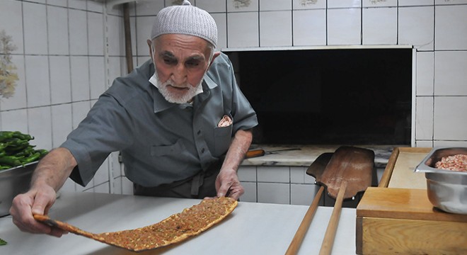 65 yıldır fırının başında etli ekmek pişiriyor