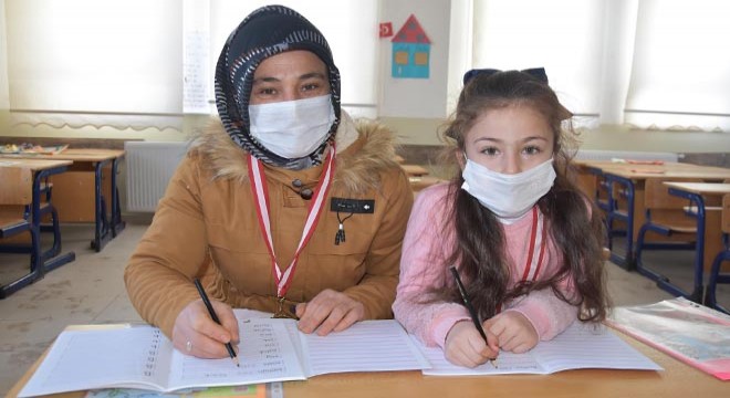 7 yaşındaki kızıyla EBA'da 'okuma- yazma' öğrendi