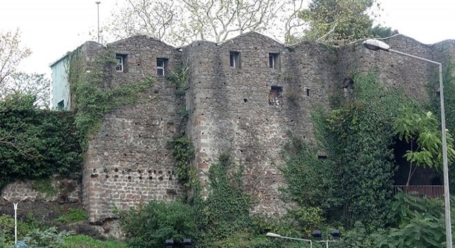 700 yıllık kalenin varisi olan aile, yeni bir kale için devrede