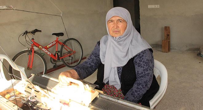 71 yaşında depremzedeler için örgü makinesinin başına geçti