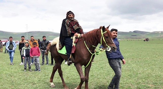 75 yaşında 20 torunu var; şenliğe atla gelip halay çekti