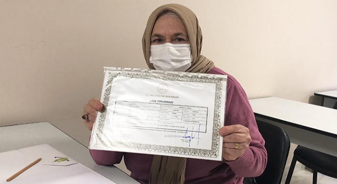 75 yaşında liseyi bitirdi, üniversiteye hazırlanıyor