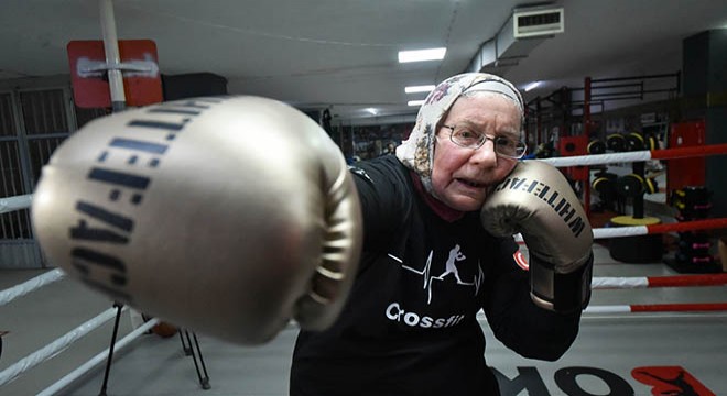 75 yaşındaki Naciye Hanım, parkinsonu yenmek için boks yapıyor