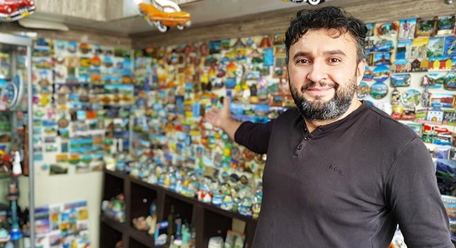 78 ülkeden aldığı 2 bin magneti evinde sergiliyor