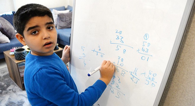 8 yaşındaki Ezel Ali'nin uluslararası matematik başarısı