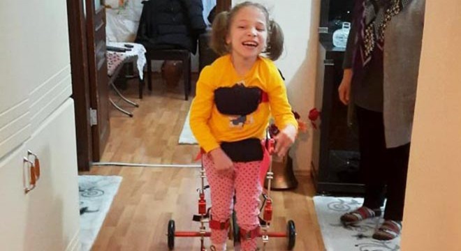 8 yaşındaki SP hastası Miray'ın 'ilk adım' mutluluğu