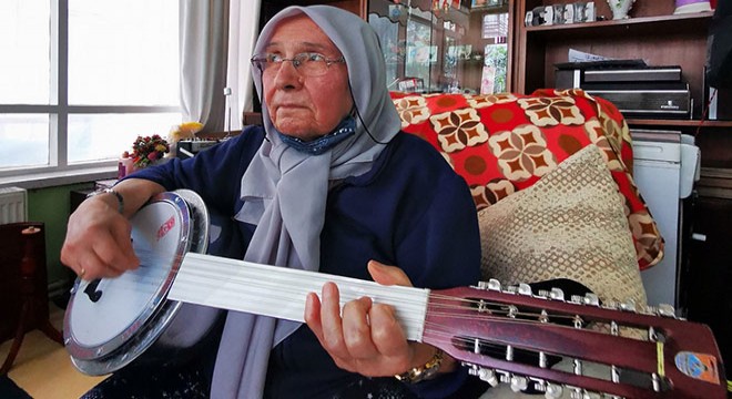 81 yaşında cümbüş çalıp hayata tutunuyor