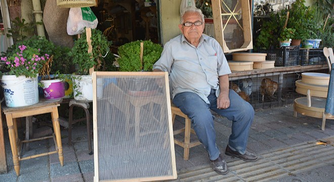 85 yaşında 50 yıldır aynı yerde ahşapa hayat veriyor