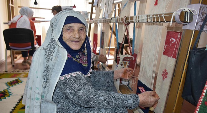 85 yaşında halı dokuma kursunu bitirip, sertifika aldı