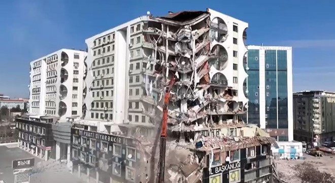 89 kişinin öldüğü Galeria'daki AVM ve 3 blok yıkılıyor