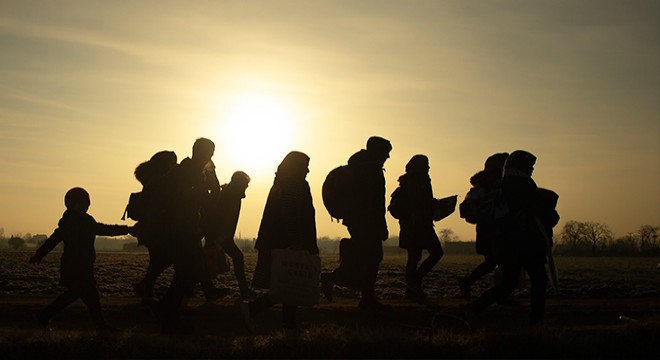 892 kaçak göçmen yakalandı; 21 organizatöre gözaltı