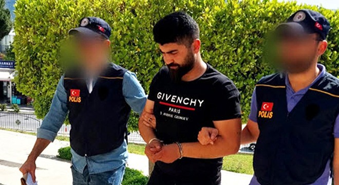 9 kişilik hafif ticari araçtan 26 kaçak göçmen çıktı
