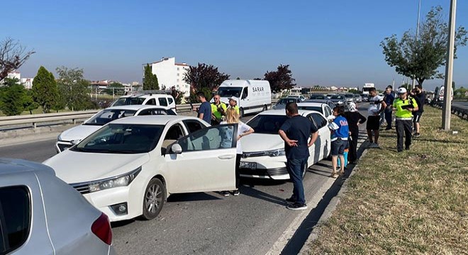 9 araçlı zincirleme kaza; 5 yaralı