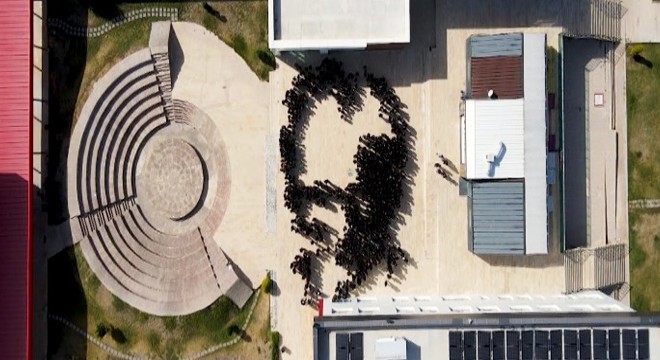 923 öğrenciyle Atatürk silüeti