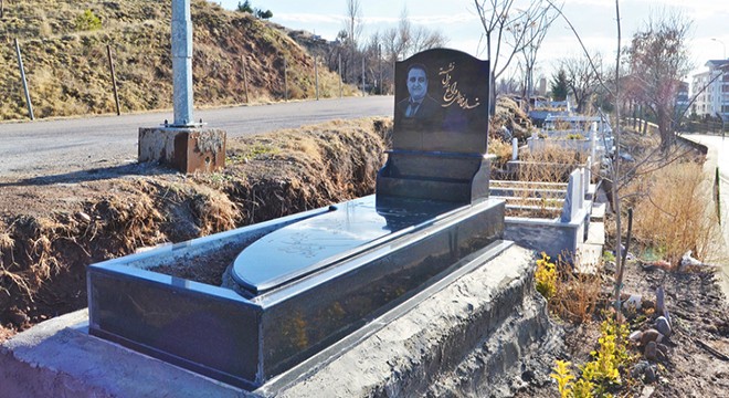 950 yıllık mezarlıktaki yönü farklı mezar, görenleri şaşırtıyor