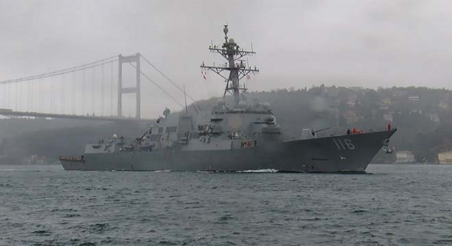 ABD savaş gemisi İstanbul Boğazı'ndan geçti
