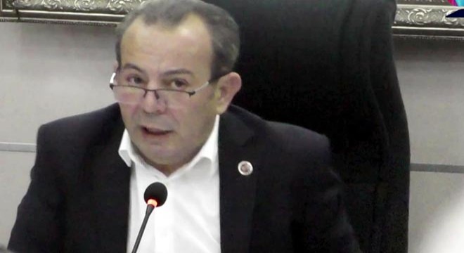AK Parti'li meclis üyesi, Tanju Özcan'a su şişesi fırlattı