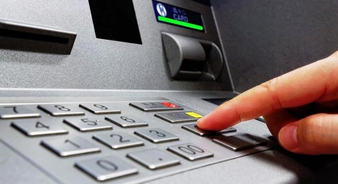 ATM'de işlem yapan 3 kişi otomobilin altında kalmaktan son anda kurtuldu