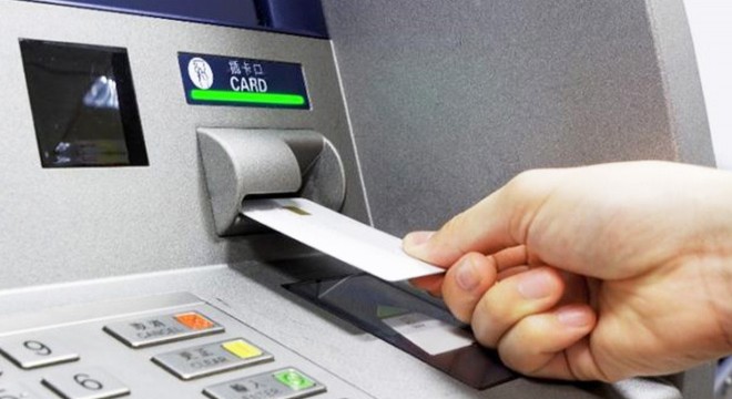 ATM'deki açığı fark edip, vurgun yaptılar