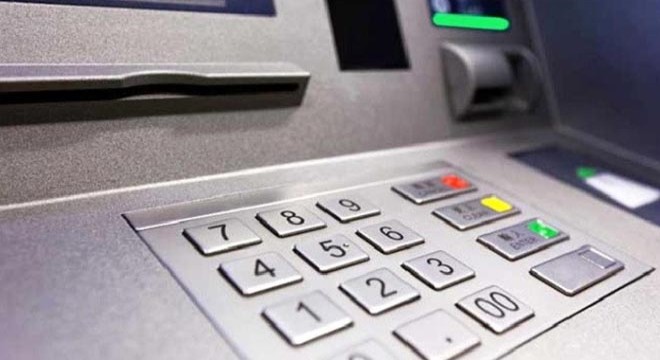 ATM sırası bekleyen kadınların kavgası kamerada