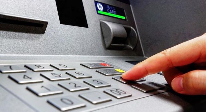 ATM de işlem yaparken başından vuruldu