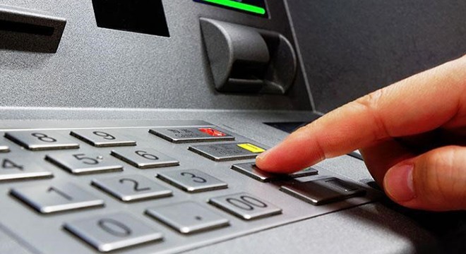 ATM den para çekmek isteyenleri yardım bahanesiyle dolandırdı