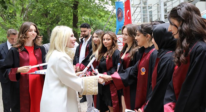 AÜ Sağlık Hizmetleri MYO öğrencileri mezun oldu