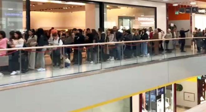 AVM'lerde 'Şahane Cuma' kuyruğu