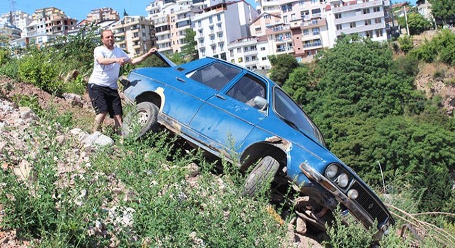 Abdest almaya gitti, döndüğünde aracını 200 metre aşağıda buldu