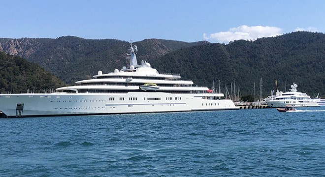 Abramoviç'in mega yatına yaklaşan teknelere sirenli uyarı