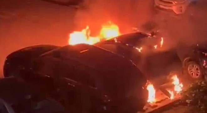 Açık otoparktaki  3 araç yandı